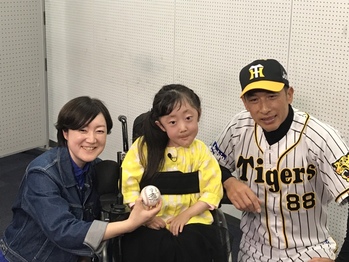 お母さんと野村 心ちゃん、阪神・矢野燿大(あきひろ)監督の写真