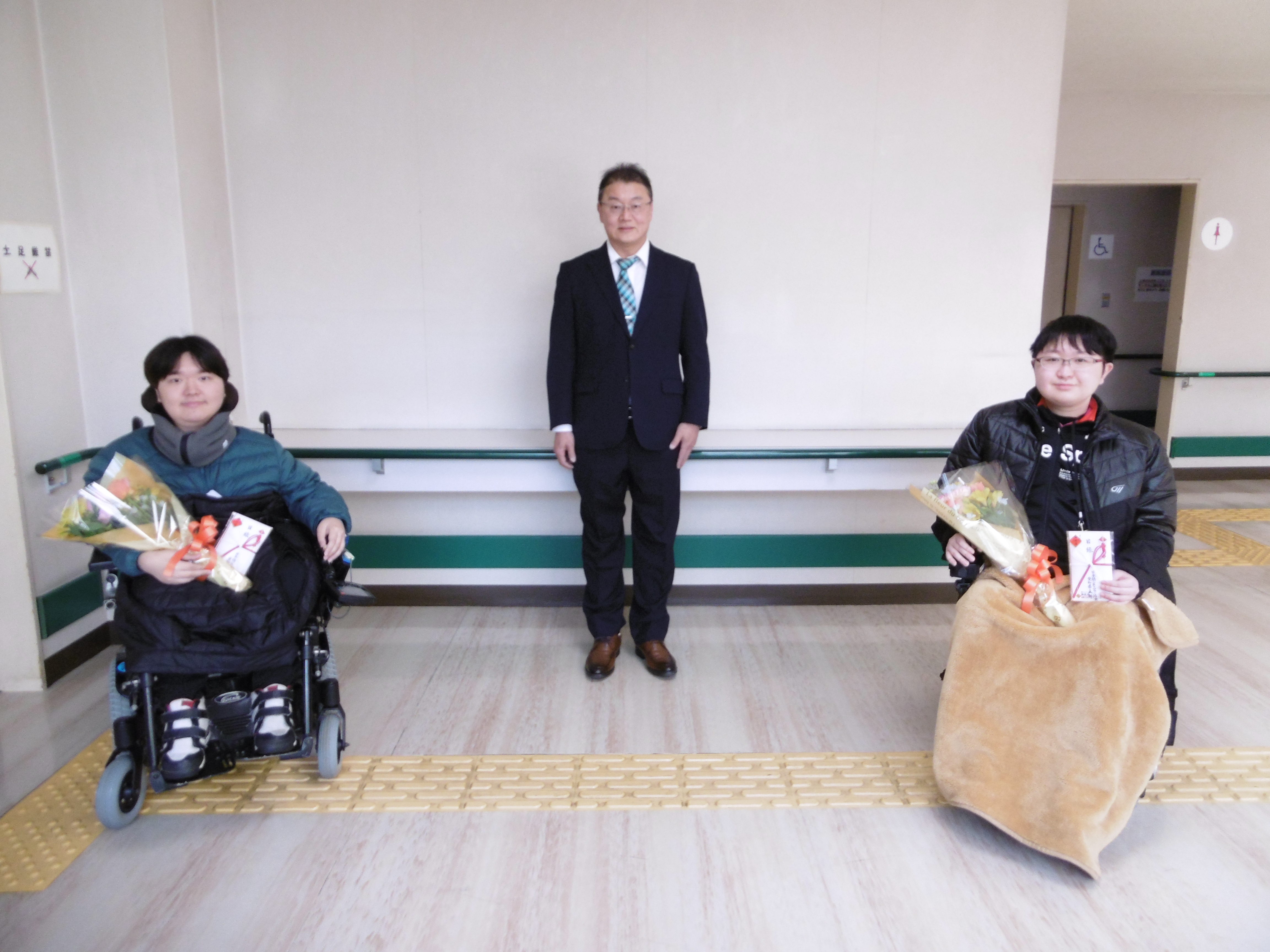 大島松樹支部長から激励を受ける河本圭亮君(左)と江崎駿君(右)の写真