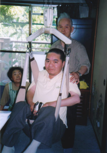 天井走行リフトでの移動の様子3