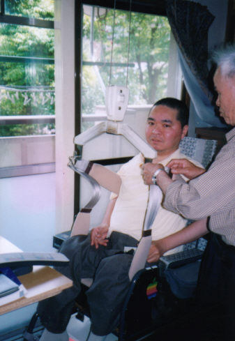 天井走行リフトでの移動の様子5