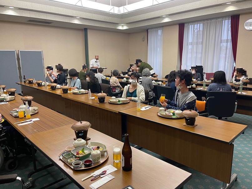 食事後に抽選会が開かれた京都支部の療育キャンプ