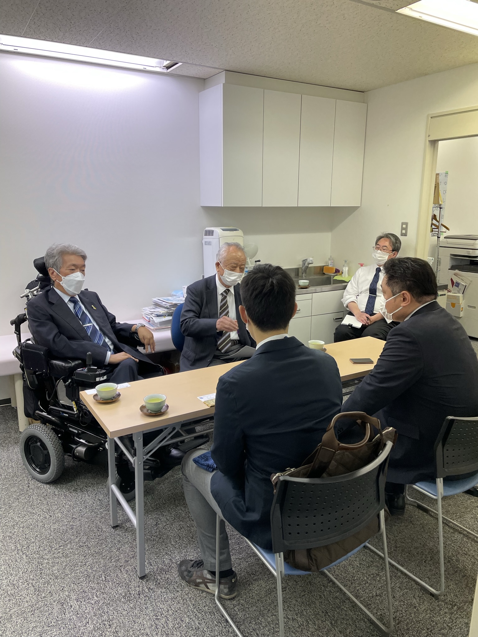 筋ジス協会事務局を訪問された秋野桂部長（手前右）。左端は竹田代表理事の写真