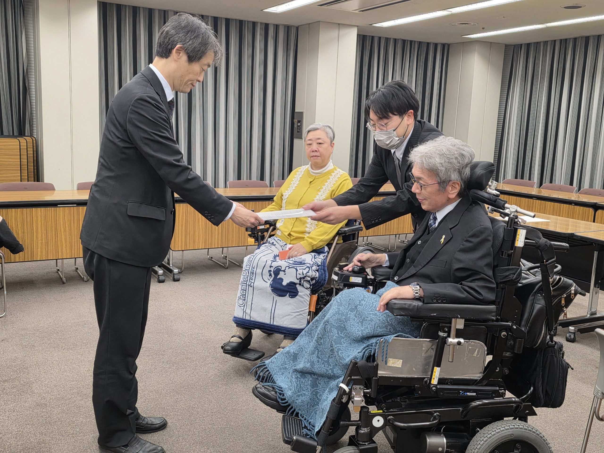 要望書を手渡す写真